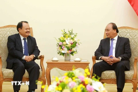 Thủ tướng Nguyễn Xuân Phúc tiếp Bộ trưởng Bộ Năng lượng và Mỏ Lào Khammany Inthirath đang thăm và làm việc tại Việt Nam. (Ảnh: An Đăng/TTXVN)