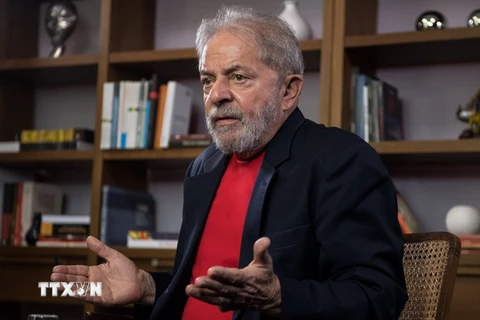 Cựu Tổng thống Brazil Lula da Silva trả lời báo giới tại Sao Paulo ngày 1/3. (Nguồn: AFP/TTXVN)