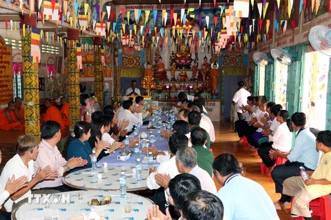 Chúc mừng Tết Chôl Chnăm Thmây 2017 tại chùa KhemMapaPhia, ấp 5, xã Vĩnh Trung, huyện Vị Thủy, tỉnh Hậu Giang. (Ảnh: Duy Khương-TTXVN)