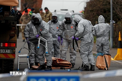 Lực lượng an ninh Anh thu thập mẫu vật bên chiếc xe của cựu điệp viên Nga Sergei Skripal tại Gillingham, London ngày 14/3. (Nguồn: AFP/ TTXVN)
