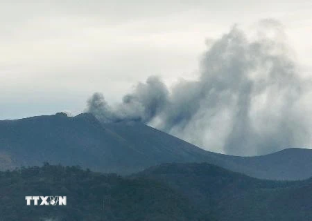 Núi lửa Shimmoe phun các cột tro bụi lên không trung. (Nguồn: Kyodo/TTXVN)