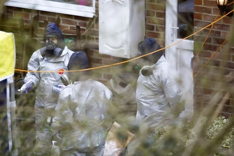 Nhân viên cơ quan cứu trợ khẩn cấp Anh điều tra tại nhà riêng cựu điệp viên Skripal ở Salisbury (Anh) sau vụ đầu độc ngày 22/3. (Nguồn: AFP/TTXVN)