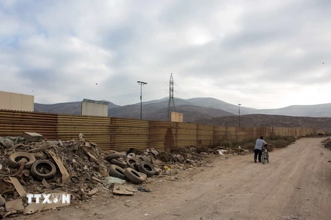 Một đoạn bức tường dọc biên giới Mexico và Mỹ tại Tijuana, Mexico, ngày 22/10/2017. (Nguồn: AFP/TTXVN)