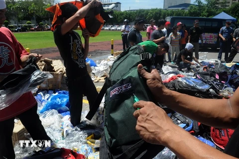 Cơ quan sở hữu trí tuệ phối hợp với cảnh sát Philippines đã tiến hành tiêu hủy một lượng lớn hàng giả hàng nhái thu giữ được. (Nguồn: AFP/TTXVN)