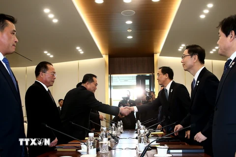  Trưởng đoàn đàm phán Triều Tiên Ri Son-gwon (thứ 3, trái) và Trưởng đoàn đàm phán Hàn Quốc Cho Myoung-gyon (thứ 3, phải) trong cuộc đàm phán tại làng đình chiến Panmunjom ngày 9/1. (Nguồn: THX/ TTXVN)