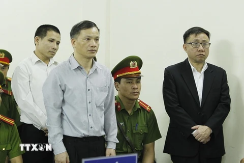 Các bị cáo: Nguyễn Văn Đài (giữa), Nguyễn Bắc Truyển (phải) và Nguyễn Trung Tôn tại phiên tòa. (Ảnh: TTXVN)