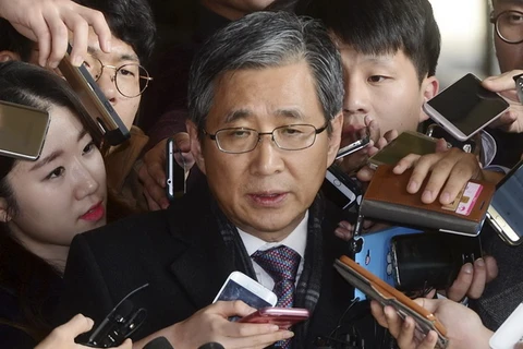 Ông Cho Won-dong (giữa) tại tòa án ở thủ đô Seoul ngày 17/11/2017. (Nguồn: EPA/TTXVN)