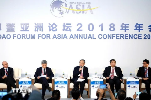 Tổng Thư ký Diễn đàn châu Á Bác Ngao Chu Văn Trọng (giữa) công bố 3 báo cáo học thuật quan trọng nhất của Diễn đàn năm nay. (Nguồn: THX/TTXVN)