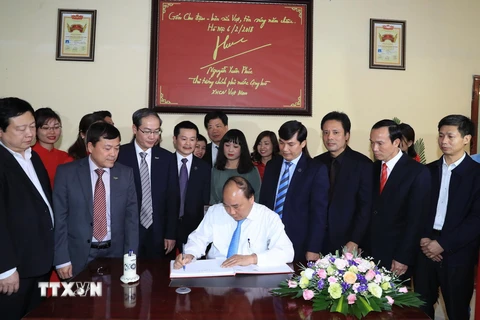 [Photo] Thủ tướng đến thăm công ty cổ phần gốm Chu Đậu