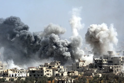 Khói bốc lên sau khi quân đội Syria tấn công vào Douma, Đông Ghouta ngày 7/4. (Nguồn: THX/TTXVN)