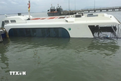 Hiện trường chiếc tàu cao tốc bị chìm ở bến Tắc Suất, huyện Cần Giờ. (Ảnh: Linh Sơn/TTXVN)