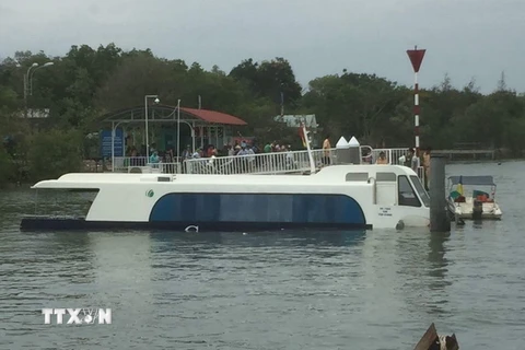 Hiện trường chiếc tàu cao tốc bị chìm ở bến Tắc Suất, huyện Cần Giờ. (Ảnh: TTXVN phát)