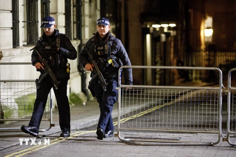 Cảnh sát vũ trang tuần tra bên ngoài tòa nhà Quốc hội Anh ở Westminster ngày 31/12/2017. (Nguồn: AFP/TTXVN)