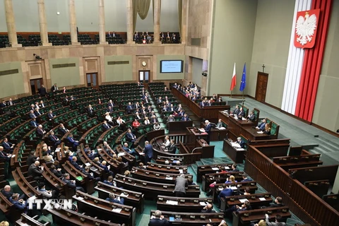 Ngoại trưởng Ba Lan Jacek Czaputowicz (phải) phát biểu tại phiên họp Hạ viện ở Warsaw ngày 21/3. (Nguồn: AFP/TTXVN)