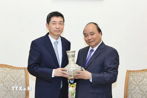 Thủ tướng Nguyễn Xuân Phúc tặng quà lưu niệm Đại sứ Hàn Quốc Lee Hyuk. (Ảnh: Thống Nhất/TTXVN)