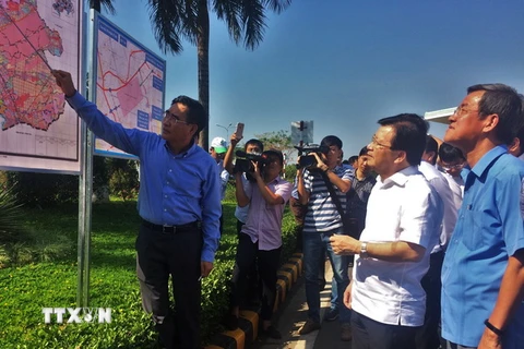 Phó Thủ tướng Trịnh Đình Dũng nghe giới thiệu về Dự án Sân bay Long Thành. (Ảnh: Công Phong/TTXVN)
