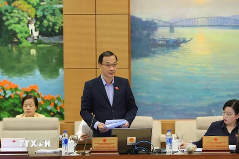 Chủ nhiệm Ủy ban Kinh tế của Quốc hội Vũ Hồng Thanh trình bày báo cáo thẩm tra. (Ảnh: Dương Giang/TTXVN)
