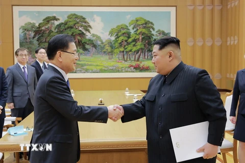 Cố vấn An ninh quốc gia Hàn Quốc Chung Eui-yong (trái) trong cuộc gặp với Nhà lãnh đạo Triều Tiên Kim Jong-un, tại Bình Nhưỡng ngày 5/3. (Nguồn: YONHAP/ TTXVN)