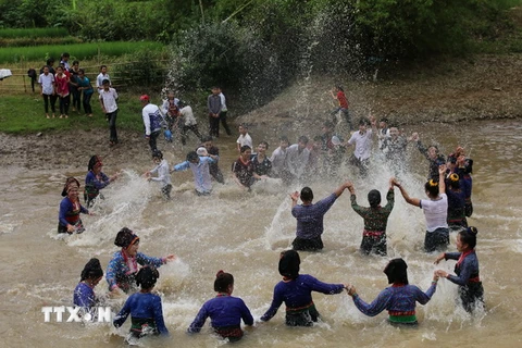 Tết té nước (Bun huột nặm) của người Lào tại xã Núa Ngam, huyện Điện Biên, tỉnh Điện Biên. (Ảnh: TTXVN phát)