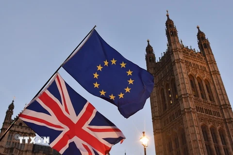 Cờ Anh (phía dưới) và cờ EU (phía trên) bên ngoài tòa nhà Quốc hội Anh ở London ngày 11/12/2017. (Nguồn: AFP/TTXVN)
