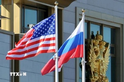 Quốc kỳ Mỹ (trái) và quốc kỳ Nga. (Nguồn: AFP/ TTXVN)