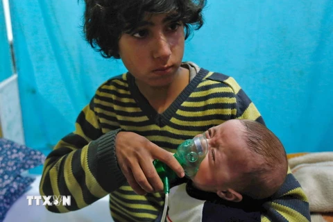 Trẻ em Syria phải sử dụng thiết bị cấp ôxy để thở sau một vụ tấn công bị nghi sử dụng khí độc tại Douma, Đông Ghouta ngày 22/1. (Nguồn: AFP/TTXVN)