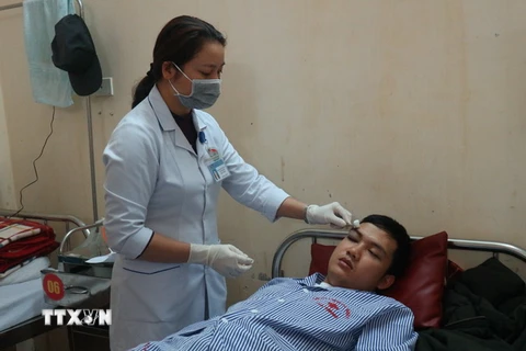 Thực tập sinh Trần Nhật Giáp bị người nhà bệnh nhân đánh trọng thương tại Bệnh viện đa khoa tỉnh Hà Tĩnh. (Ảnh: Hoàng Ngà/TTXVN)