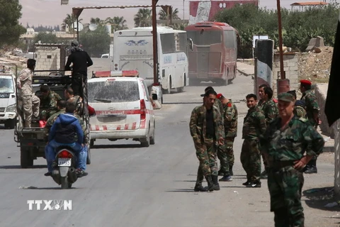 Binh sỹ Syria tuần tra tại ngoại ô thủ đô Damascus ngày 9/4. (Nguồn: AFP/TTXVN)