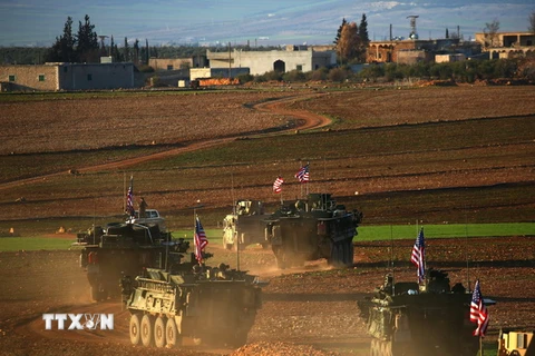 Xe quân sự của các lực lượng Mỹ tiến vào làng Yalanli, thành phố Manbij, Syria ngày 5/3. (Nguồn: AFP/TTXVN.)