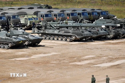 Binh sỹ Nga kiểm tra các phương tiện quân sự tại khu vực ngoại ô Moskva ngày 15/8. (Nguồn: AFP/TTXVN)