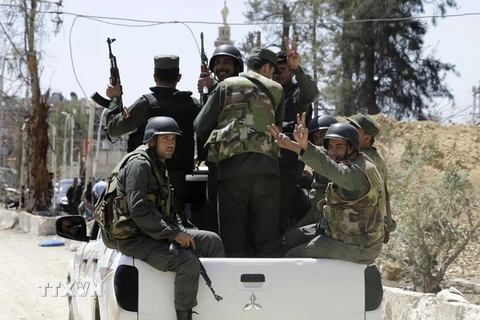 Binh sỹ Syria tuần tra tại ngoại ô Damascus ngày 16/4. (Nguồn: AFP/TTXVN)