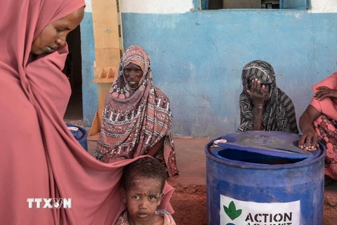 Người dân chờ nhận lương thực cứu trợ tại Kebri Dahar,đông nam Ethiopia ngày 27/1. (Nguồn: AFP/TTXVN)