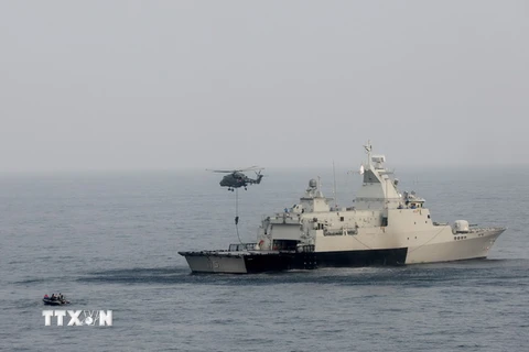 Binh sy Trung Quốc và Malaysia diễn tập tình huống giải cứu tàu bị bọn cướp biển tấn công trong cuộc tập trận tại Eo biển Malacca. Ảnh minh họa. (Nguồn: THX/TTXVN)