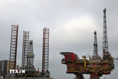 Giàn khoan dầu của Tập đoàn Shell ngoài khơi vùng châu thổ Brent được di chuyển bằng tàu kéo tới cảng Able Seaton, Anh. (Nguồn: AFP/TTXVN)