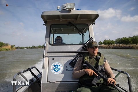 Binh sỹ tuần tra tại khu vực sông Rio Grande, gần Mc Allen, Texas, biên giới Mỹ - Mexico ngày 26/3. (Nguồn: AFP/TTXVN)