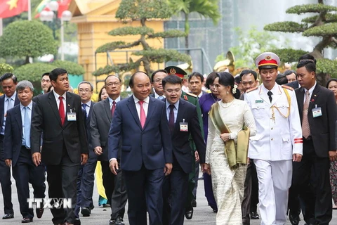 Thủ tướng Nguyễn Xuân Phúc và Cố vấn Nhà nước, Bộ trưởng Ngoại giao và Bộ trưởng Văn phòng Tổng thống nước CHLB Myanmar Aung San Suu Kyi. (Ảnh: Dương Giang/TTXVN)