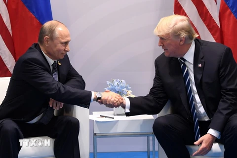 Tổng thống Mỹ Donald Trump (phải) và Tổng thống Nga Vladimir Putin trong cuộc gặp tại Hamburg, Đức ngày 7/7/2017. (Nguồn: AFP/TTXVN)
