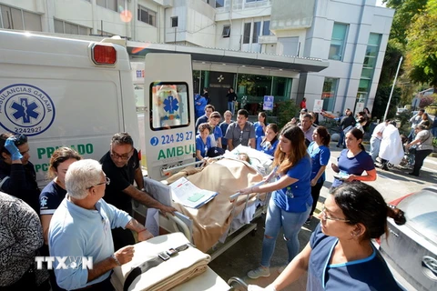 Sơ tán bệnh nhân khỏi trung tâm điều dưỡng Aleman de Concepcionếuau vụ nổ ngày 21/4. (Nguồn: AFP/TTXVN)