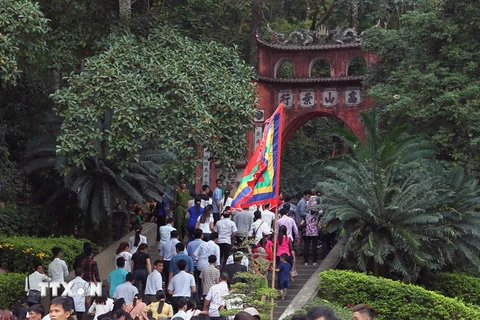Đông đảo du khách thập phương về dự Giỗ tổ Hùng Vương, Lễ hội đền Hùng 2017. (Ảnh: Quốc Khánh/TTXVN)
