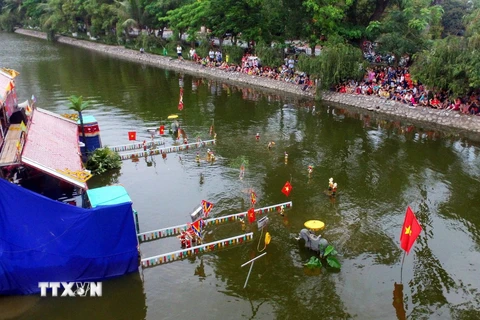 Chương trình múa rối nước tại lễ hội thu hút du khách tới xem. (Ảnh: Phạm Kiên/TTXVN) 