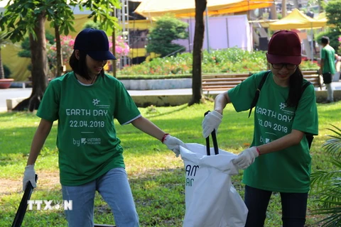 Tình nguyện viên tham gia nhặt rác thải trong Ngày Trái Đất năm 2018 trên địa bàn Thành phố Hồ Chí Minh. (Ảnh Xuân Dự/TTXVN)