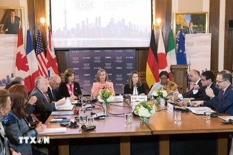 Cao ủy Liên minh châu Âu phụ trách an ninh và đối ngoại Federica Mogherini (giữa, phải) và Ngoại trưởng Canada Chrystia Freeland (giữa, trái) đồng chủ trì hội nghị tại Toronto. (Nguồn: AFP/TTXVN)