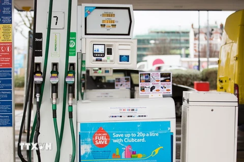 Một trạm bơm xăng ở London. (Nguồn: AFP/TTXVN.)