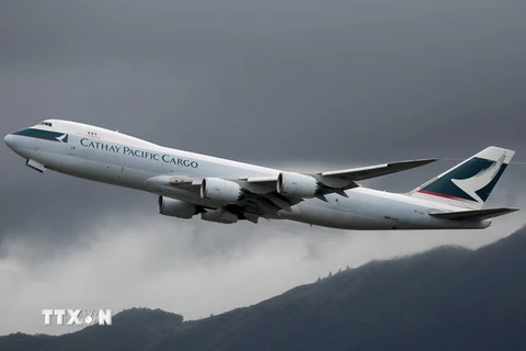 Máy bay của Hãng hàng không Cathay Pacific cất cánh từ sân bay quốc tế Hong Kong ngày 17/8/2016. (Nguồn: EPA/TTXVN)