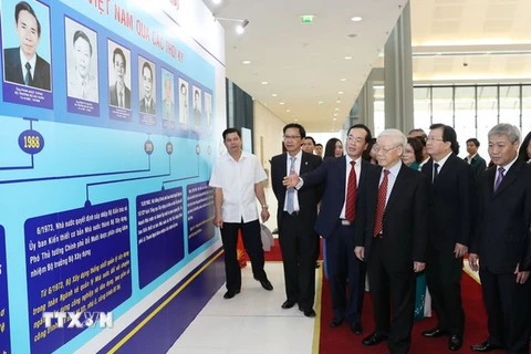 Tổng Bí thư Nguyễn Phú Trọng xem một số hình ảnh và sản phẩm được giới thiệu, trưng bày tại Lễ kỷ niệm. (Ảnh: Trí Dũng/TTXVN)