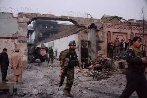 Hiện trường đổ nát sau một vụ đánh bom ở Jalalabad. (Nguồn: AFP/TTXVN)