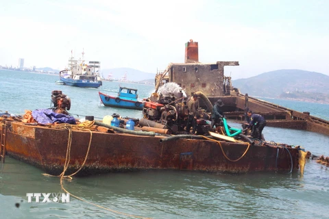 [Photo] Trục vớt tàu bị chìm nửa năm trên vùng biển Quy Nhơn