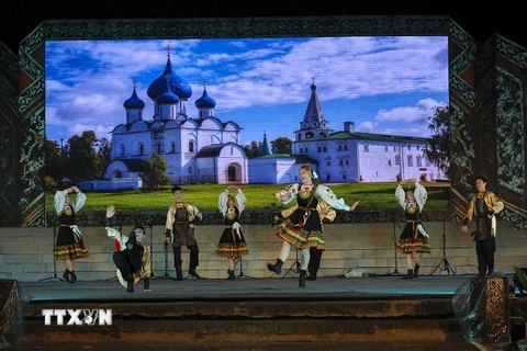 Những điệu múa dân gian đặc sắc từ Đoàn nghệ thuật dân gian Sibirskye Uzory (Nga). (Ảnh: Mai Trang/TTXVN)
