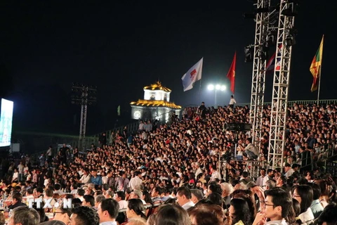 Hàng vạn người dân và khách du lịch tham dự lễ bế mạc Festival Huế 2018. (Ảnh: Quốc Việt/TTXVN)