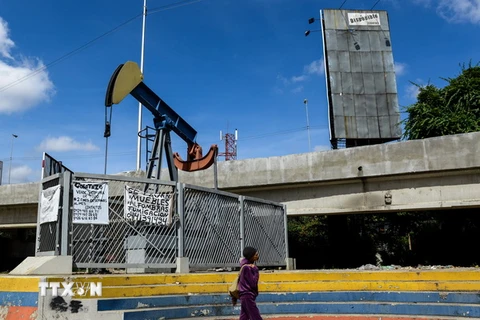 Một cơ sở khai thác dầu tại Caracas, Venezuela. (Nguồn: AFP/TTXVN)